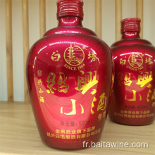 Liqueur shaoxing emballée en rouge et en or